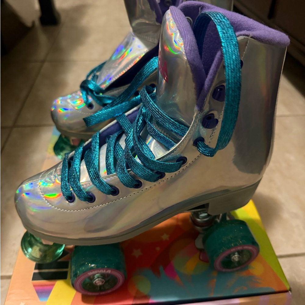 Holographic Roller Skates - Picture 3 of 4